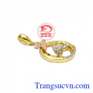 Ấn tượng với từng chi tiết được chế tác ti mỉ, các đường nét tinh tế giúp người đeo thêm xinh đẹp hơn. Mặt dây vàng tây phong cách