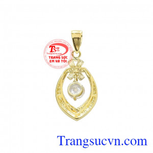 Mặt dây vàng tây sang trọng phù hợp với nhiều kiểu trang phục. 