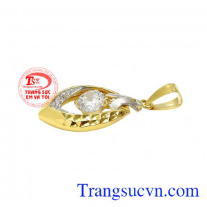 Sản phẩm kết hợp vàng trắng cùng vàng màu tạo điểm nhấn thu hút hơn. Mặt dây vàng tây sang trọng