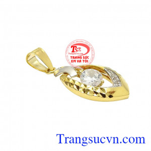 Các đường nét phay sáng giúp chiếc mặt dây trở nên ấn tượng hơn. Mặt dây vàng tây sang trọng