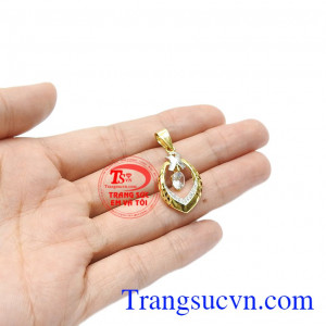 Mặt dây vàng tây sang trọng chế tác từ vàng tây 18k, bền đẹp với thời gian. 