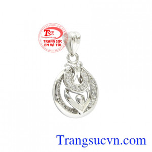 Sản phẩm kết hợp cùng dây chuyền vàng trắng mang đến vẻ hiện đại và trẻ trung tôn vinh nét đẹp của người phụ nữ.