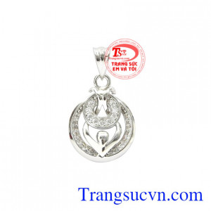 Mặt dây vàng trắng hoàn mỹ được chế tác độc đáo theo công nghệ Italy giúp phái đẹp nổi bật và thu hút hơn.