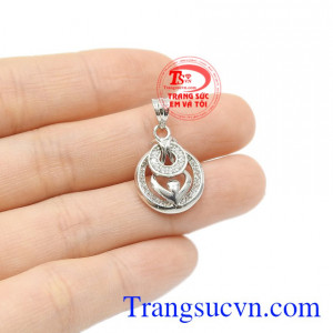 Mặt dây vàng trắng hoàn mỹ tinh tế.