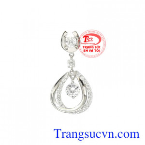 Mặt dây vàng trắng thanh tú được nhập khẩu từ Hàn Quốc chế tác tinh xảo.