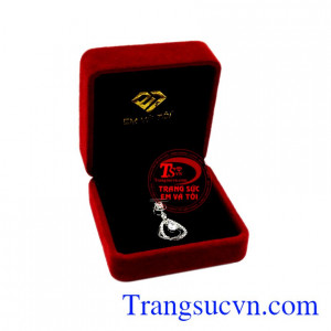 Mặt dây vàng trắng thanh tú.