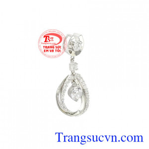 Chiếc mặt dây này giúp tôn lên nét đẹp hiện đại mà yêu kiều cho phái đẹp giúp các nàng trông nổi bật và thu hút.