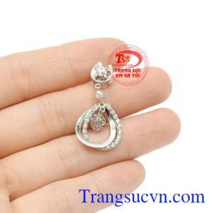 Mặt dây vàng trắng thanh tú.