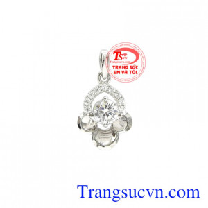 Mặt dây vàng trắng trang nhã thiết kế với kiểu dáng trẻ trung.