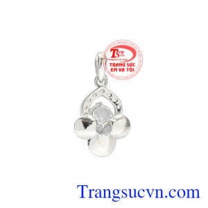 Với chất liệu vàng trắng 18k chất lượng sáng bóng giúp các nàng nổi bật và thu hút hơn.