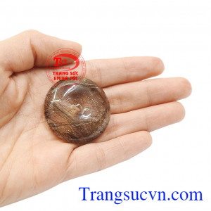 Trong phong thủy, đồng xu là biểu tượng cho sự giàu có và may mắn về tiền tài. Mặt đồng xu thạch anh tóc đẹp