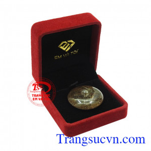 Kiểu dáng đơn giản, mang đến nét mạnh mẽ và sang trọng cho người dùng. Mặt đồng xu thạch anh tóc đẹp