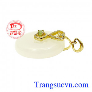 Ngọc cẩm thạch trắng chạm khắc kiểu đồng xu mang lại vận may và giàu có. Mặt ngọc jadeite bọc bạc