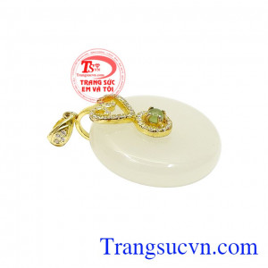 Sản phẩm chế tác từ bạc và được xi vàng màu giúp cho sản phẩm trở nên nổi bật và sang trọng hơn. Mặt ngọc jadeite bọc bạc