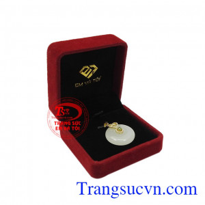 Sản phẩm hợp với người mệnh kim và mệnh thủy. Mặt ngọc jadeite bọc bạc