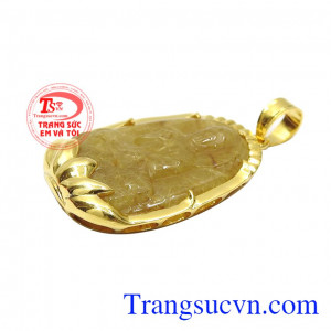 Thạch anh tóc vàng biểu trưng cho ánh mặt trời, mang lại sự hạnh phúc, thịnh vượng và may mắn. Mặt phật bọc vàng tuổi tuất-hợi