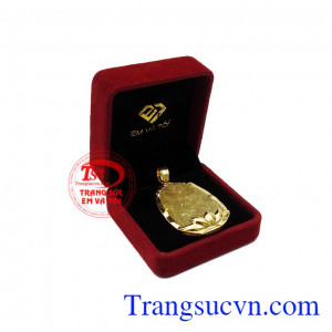 Sản phẩm bọc vàng đảm bảo độ bền đẹp, phù hợp với người mệnh kim và mệnh thổ. Mặt phật bọc vàng tuổi tuất-hợi
