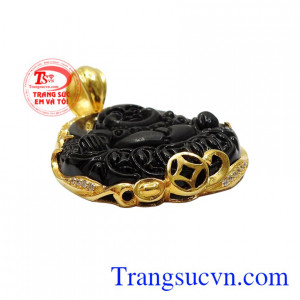 Phật di lặc được rất nhiều khách hàng yêu thích và lựa chọn làm trang sức đeo bên mMặt phật di lặc bọc vàng hoan hỉình. 