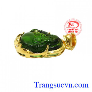 Trong phong thủy, phật di lặc mang đến niềm vui, hạnh phúc và may mắn nên rất nhiều khách hàng lựa chọn trang sức hình phật này để mang bên mình. Mặt phật di lặc bọc vàng tây