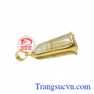 Trong phong thủy, thạch anh tóc vàng được coi là loại đá mang đến thịnh vượng và may mắn về tiền bạc. Mặt thạch anh tóc vàng ấn tượng