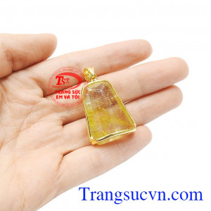 Sản phẩm được bọc vàng tây 14k làm tăng thêm phần đẳng cấp cho chiếc mặt dây. Mặt thạch anh tóc vàng ấn tượng