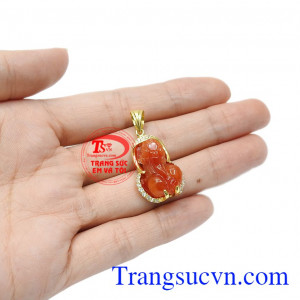 Sản phẩm mặt dây tỳ hưu chế tác từ ngọc cẩm thạch còn đem đến bình an và thư thái cho ngườiMặt tỳ hưu cẩm thạch bình an sử dụng. 