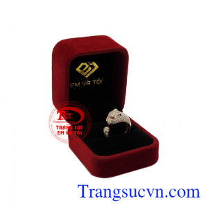 Bạn có thể đặt chế tác theo yêu cầu. Nhẫn báo hồng ấn tượng