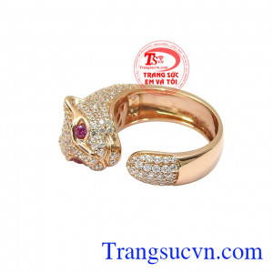 Nhẫn báo hồng ấn tượng chế tác từ vàng 18k bền đẹp.