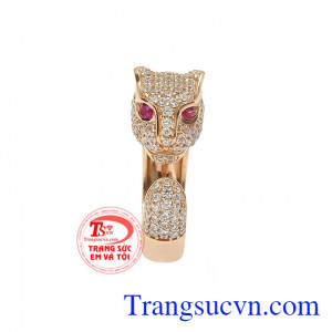 Sản phẩm thích hợp cho những trang phục cá tính hoặc buổi tiệc quan trọng. Nhẫn báo hồng ấn tượng