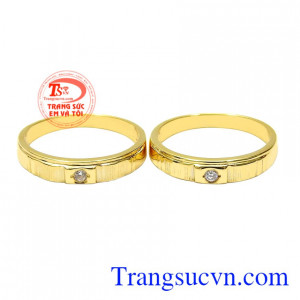 Cặp nhẫn cưới này hiện được nhiều khách hàng lựa chọn và yêu thích bởi vẻ đơn giản nhưng vẫn hợp thời trang của nó.