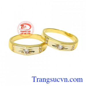 Nhẫn cưới kỷ vật hạnh phúc kiểu dáng cá tính mang đến nét độc đáo cho sản phẩm.