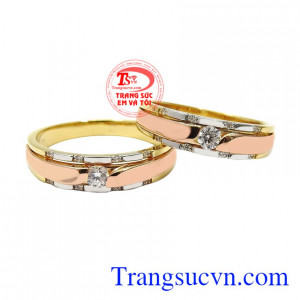 Nhẫn cưới vàng cam kết ngọt ngào kiểu dáng cổ điển được pha thêm chút vàng trắng cùng vàng hồng mang đến vẻ hiện đại trẻ trung cho sản phẩm.