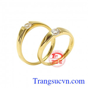 Với thiết kế đơn giản mang đến cho khách hàng nhẫn cưới trang nhã, sang trọng. Nhẫn cưới vàng hạnh phúc giản đơn
