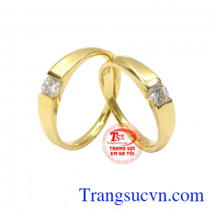 Chế tác từ vàng tây 18k đảm bảo độ bền đẹp với thời gian. Nhẫn cưới vàng hạnh phúc giản đơn