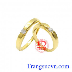Thiết kế tinh tế theo phong cách tối giản đem đến cặp nhẫn cưới vừa trang nhã, vừa sang trọng. Nhẫn cưới vàng hạnh phúc viên mãn