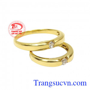 Chế tác từ vàng tây 18k giúp nhẫn cưới của bạn luôn bền đẹp và sáng bóng với thời gian. Nhẫn cưới vàng hạnh phúc viên mãn