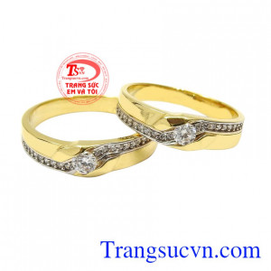 Nhẫn cưới vàng tâm đầu ý hợp là mẫu nhẫn cưới hiện được các cặp đôi yêu thích.