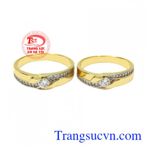 Kiểu dáng cổ điển không quá nhiều phô trương tạo điểm cộng khiến cho đôi nhẫn cưới này được ưa chuộng đến thế.