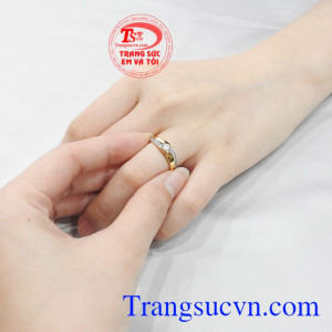 Nhẫn cưới vàng tâm đầu ý hợp tinh tế.