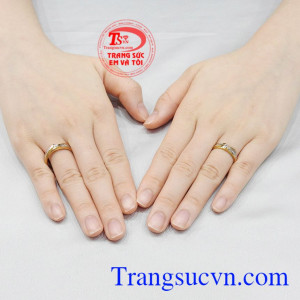 Nhẫn cưới vàng tây bền chặt hạnh phúc.