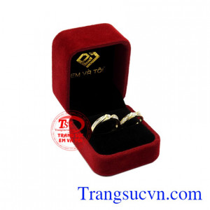 Nhẫn cưới vàng tây bền chặt đẹp.