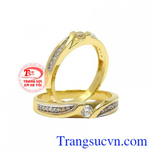 Hiểu được điều đó trang sức Em và Tôi mang đến cho khách hàng các mẫu nhẫn cưới bắt mắt và hợp với xu hướng hiện nay.