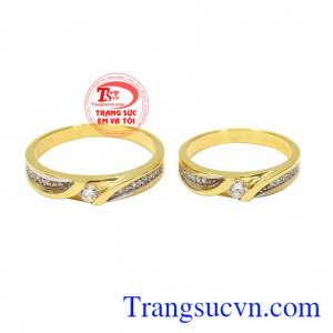 Nhẫn cưới chính là kỉ vật tình yêu, sự gắn bó lâu dài của các cặp vợ chồng.