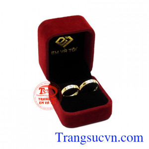 Nhẫn cưới vàng tây chung đôi tinh tế.