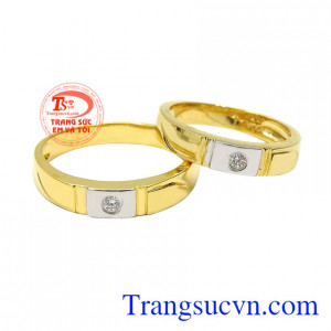 Nhẫn cưới vàng tây chung đôi được chế tác theo kiểu dáng cổ điển mang đến vẻ trẻ trung cho người đeo.