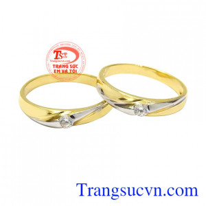 Nhẫn cưới vàng tây mặn nồng thiết kế sáng bóng, tinh tế.