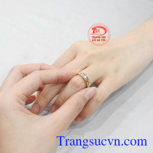 Nhẫn cưới vàng tây uyên ương chất lượng.