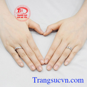 Nhẫn cưới vàng trắng bền chặt tinh tế
