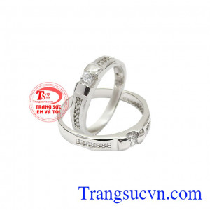 Nhẫn cưới vàng trắng bền chặt khắc chữ miễn phí ghi dấu kỉ niệm hạnh phúc lứa đôi.