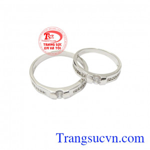 Nhẫn cưới vàng trắng bền chặt thiết kế theo phong cách Hàn Quốc trẻ trung được nhiều khách hàng yêu thích.